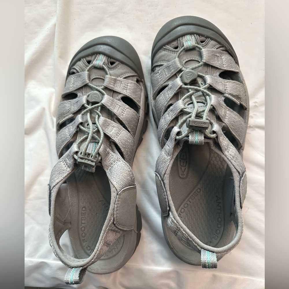 Keen.  Size 10.5.  Great condition!